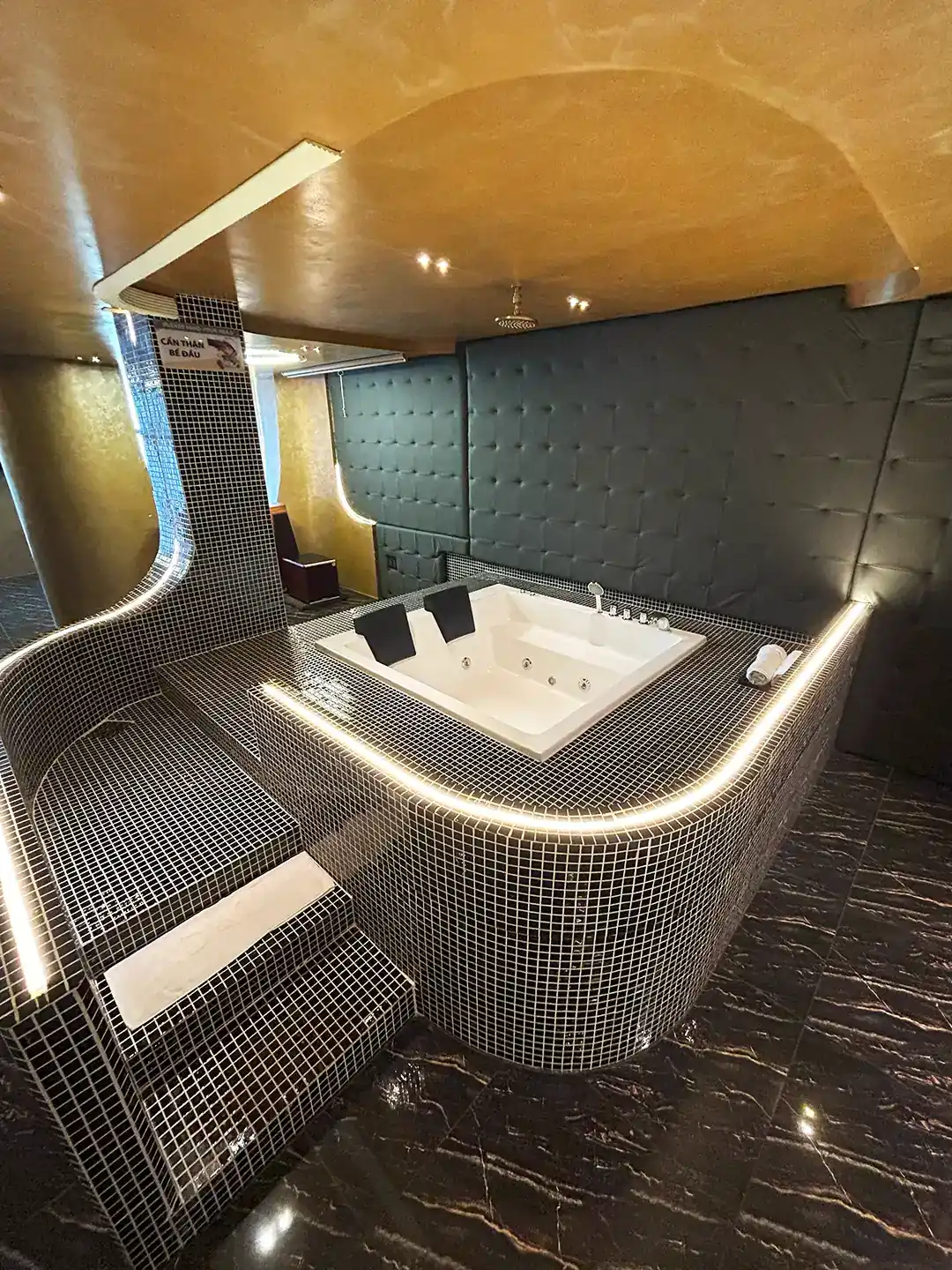 Bồn sục Jacuzzi trong phòng Dazi Signature Bến Thành